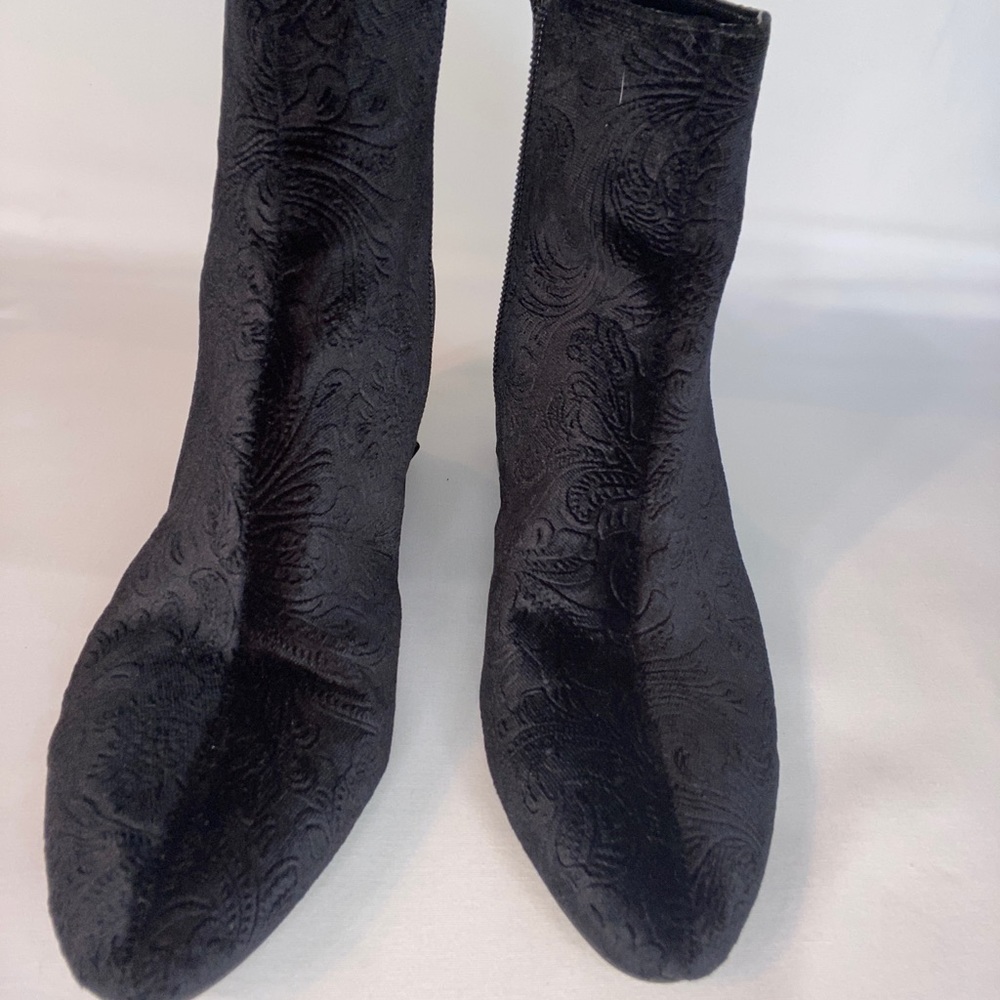 Unisa Black Velvet Floral Bootie size 7.5